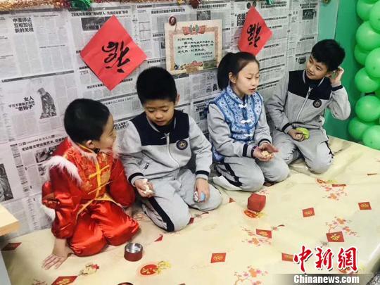 资料图：学生在体验东北民俗火炕 刘栋 摄